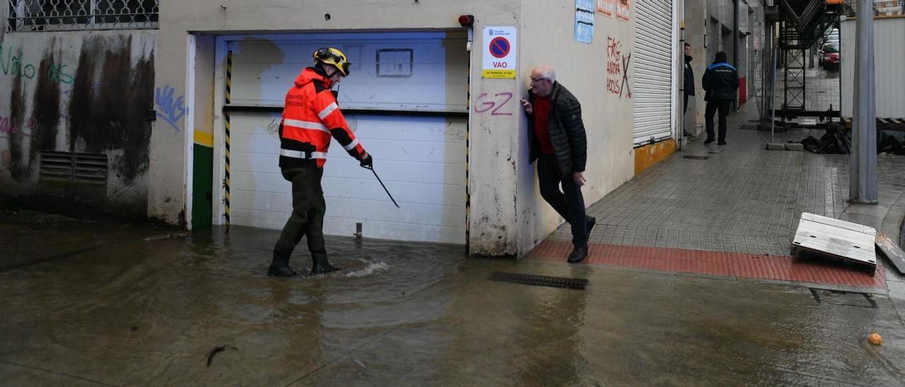 Los bomberos tuvieron que acudir a varios garajes en los que el agua volvió a entrar esta mañana en la zona de Fernando Olmedo y Casimiro Gómez.