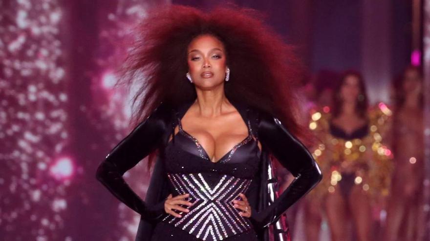Tyra Banks hace su regreso a la pasarela de 'Victoria's Secret Fashion Show 2024'