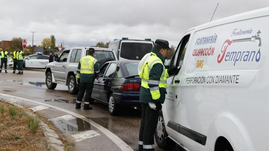 Control de la Guardia Civil en la rotonda de Cobadú.