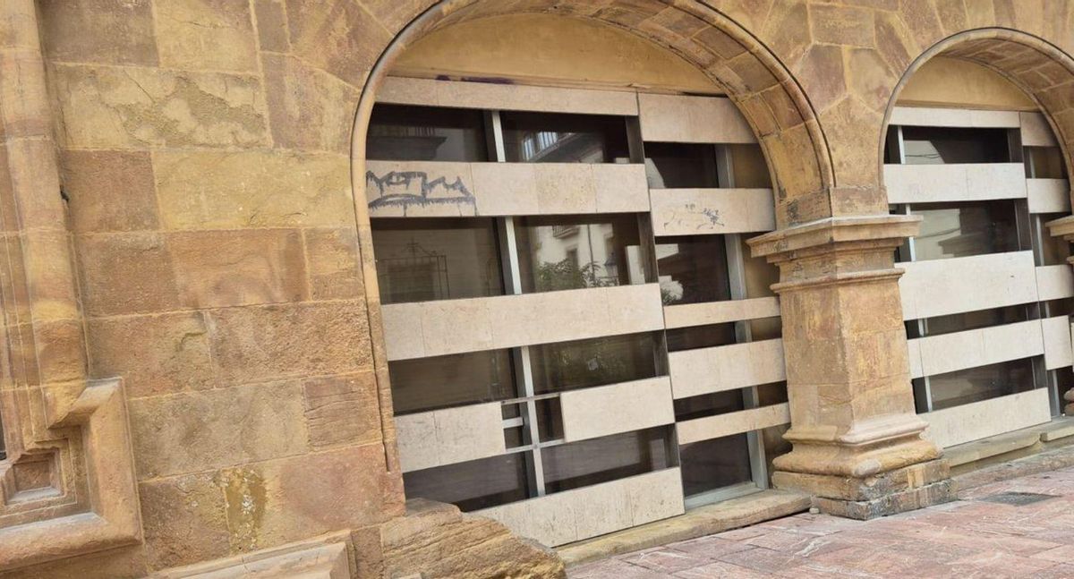 Mal estado del exterior de los museos de Bellas Artes y Arqueológico | LNE