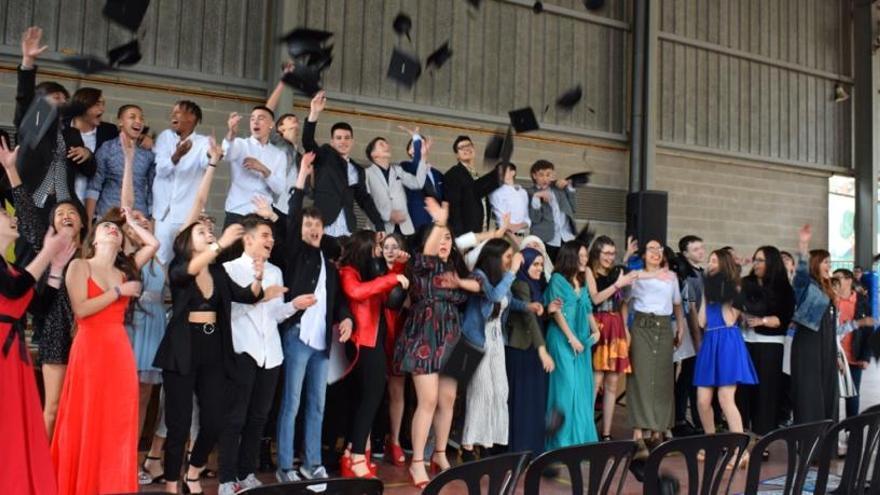 Alumnes de la promoció 2015/2016 llançant a l&#039;aire els birrets