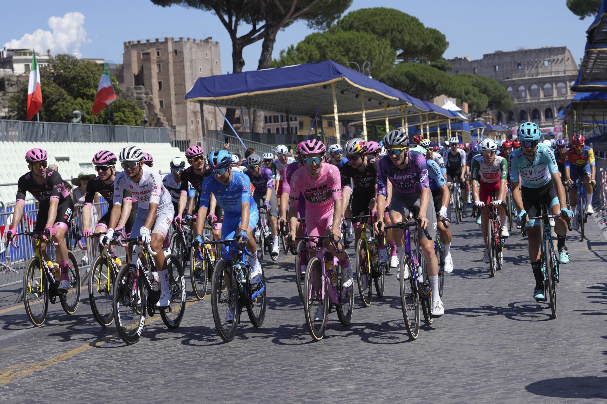 Giro pink jersey Team Visma-Lease a Bike Simon Yates leads the pack during the final stage of the Giro d'Italia cycling race, in Rome, Italy, Sunday, June 1, 2025. (AP Photo/Alessandra Tarantino)