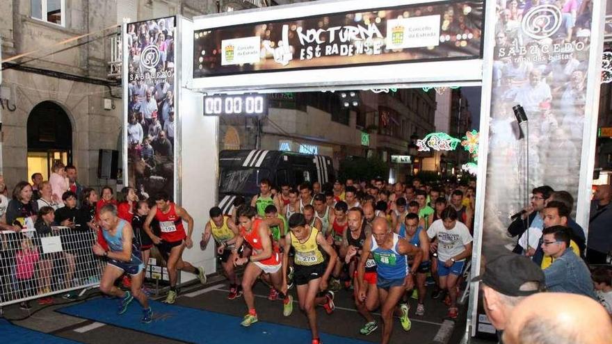 Imagen de la salida de la Nocturna Estradense en las Festas de San Paio. // Bernabé