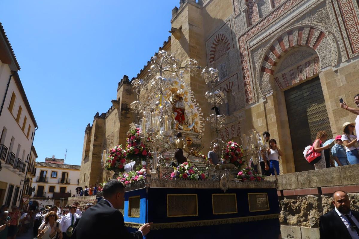 La Virgen de la Cabeza junto a la Mezquita Catedral de Córdoba.