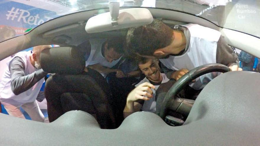 CONTORSIONISMO. Los ganadores del "Reto Percar" lograron meter a diecinueve personas en el coche. PERCAR