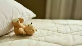 El mejor truco para eliminar las manchas amarillentas del colchón y la almohada