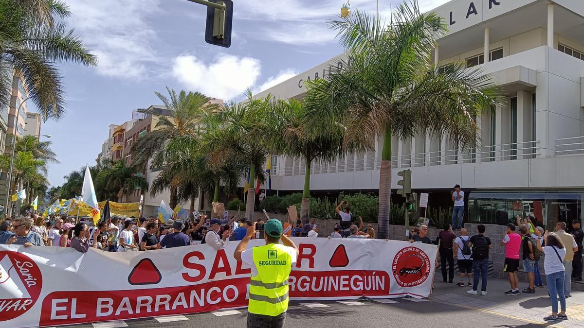 La manifestación contra el proyecto de Chira Soria recorre las calles de Las Palmas de Gran Canaria