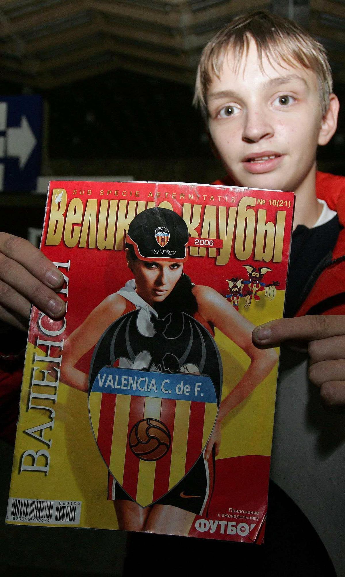 Aleksander con una portada con el Valencia como motivo