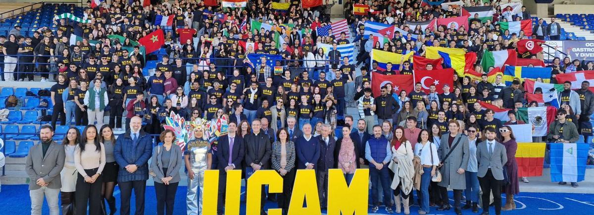 En el Estadio Besoccer La Condomina se citaron más de 700 de los estudiantes extranjeros que este año se han incorporado a la UCAM.   | UCAM