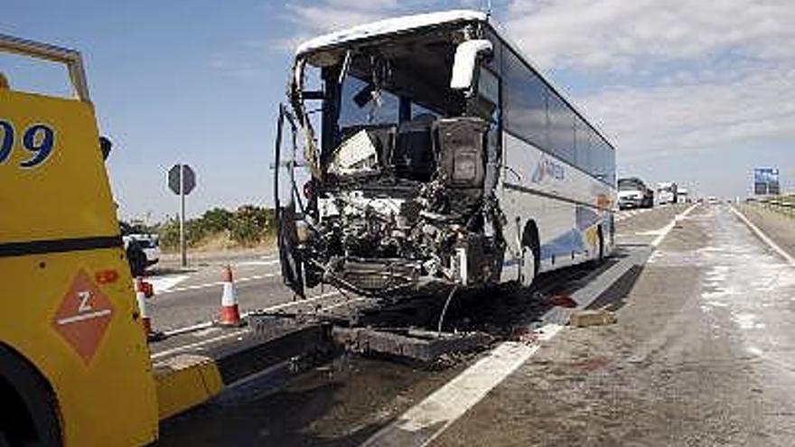 Estado en el que quedó el autobús que colisionó esta mañana con un camión en la A-2, a la altura de Pina de Ebro.