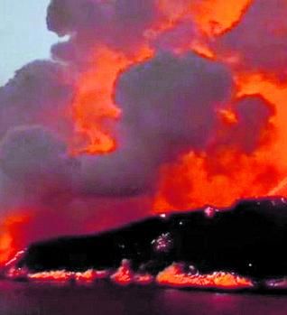 La lava alimenta la nueva isla baja.