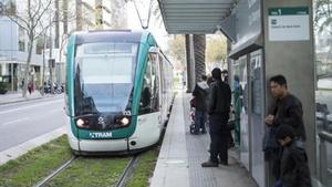 Una parada de tranvía en Barcelona.