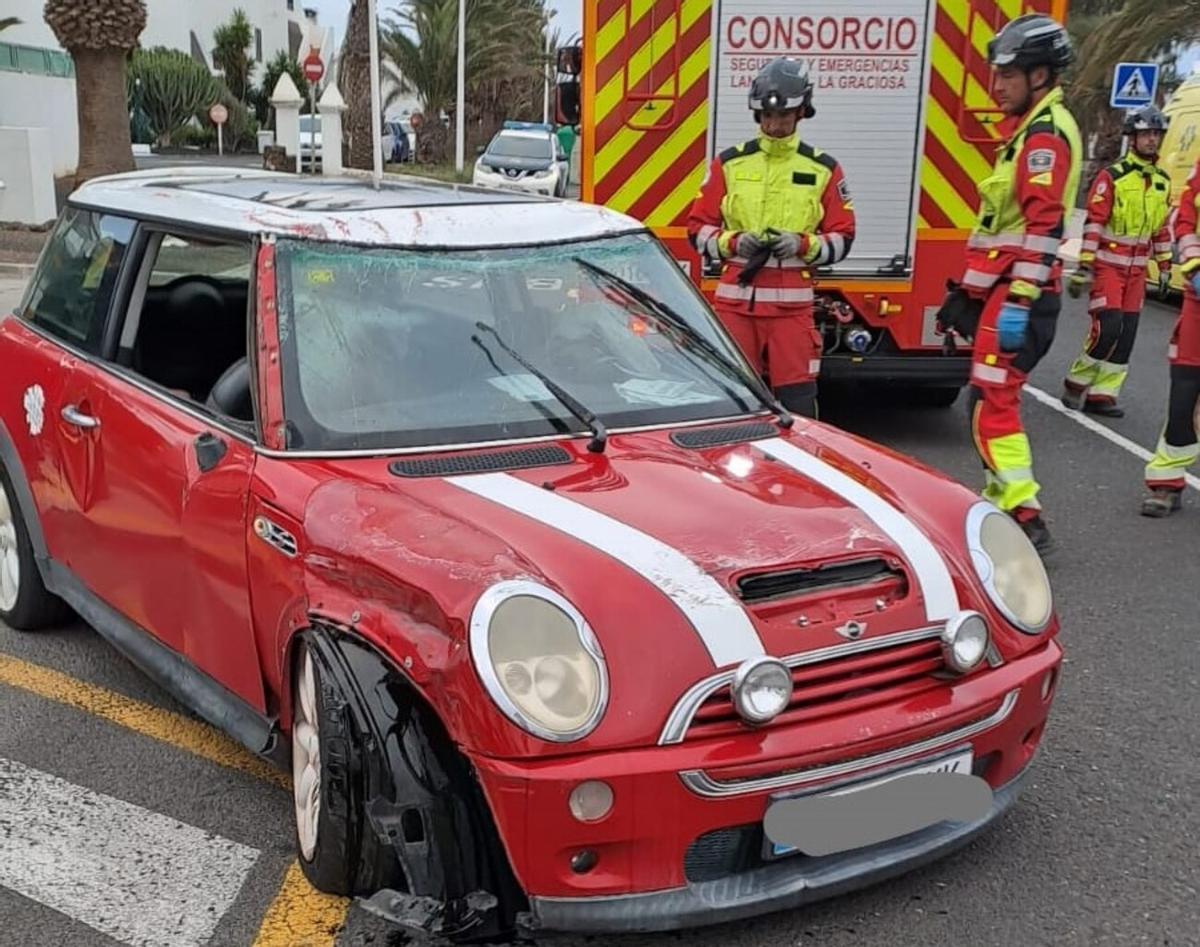 Uno de los tres coches implicados en el accidente en la mañana de este domingo, 8 de marzo, en Costa Teguise, en Lanzarote