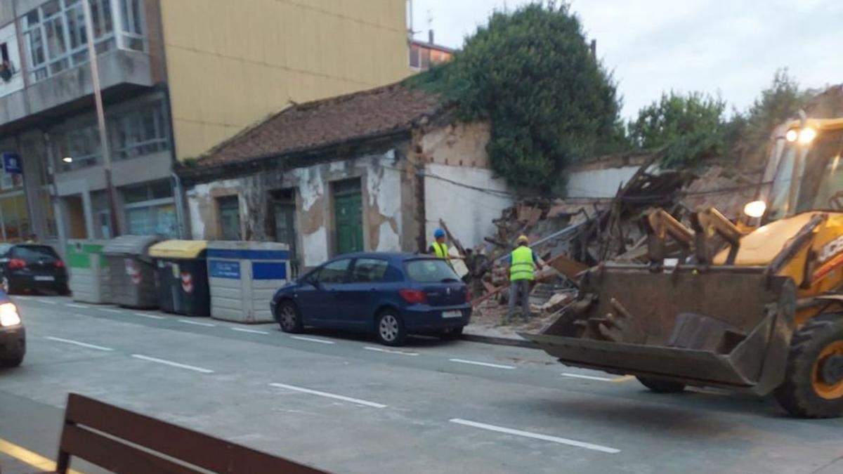 Demolición de una casa en estado de ruina en A Cacharela