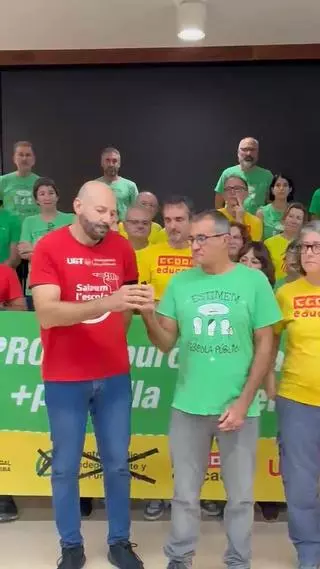 Los sindicatos mayoritarios se "encierran" en la Conselleria de Educación para exigir que se retome la negociación