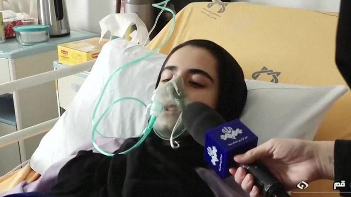 Una joven iraní con síntomas de intoxicación en un hospital.