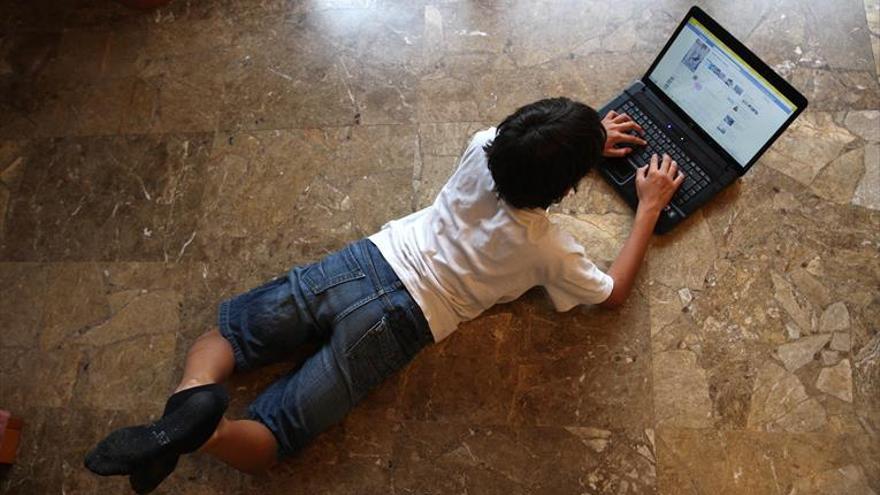 Más de 175.000 niños se conectan cada día por primera vez a internet