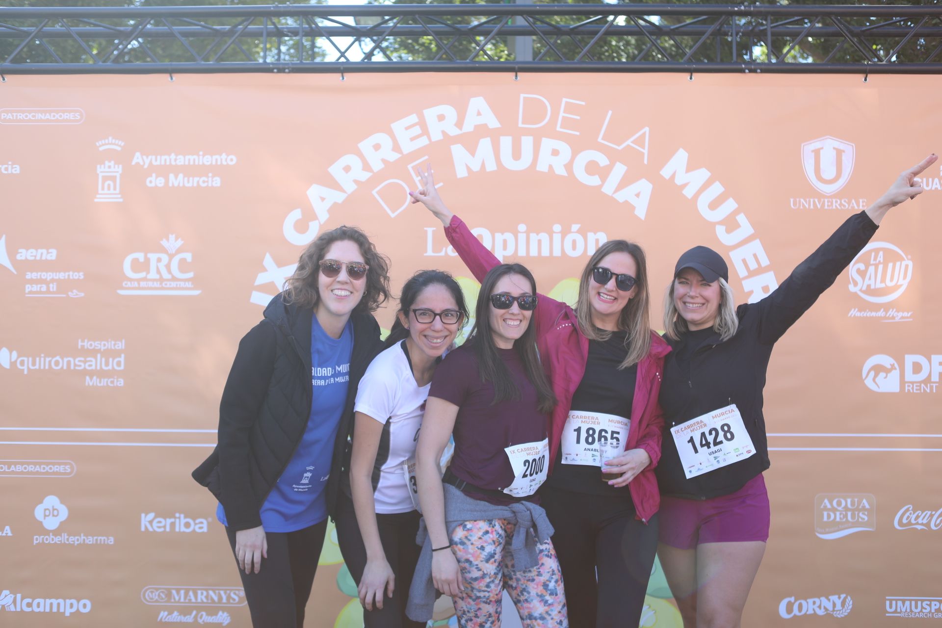 Las participantes posan en el photocall tras finalizar la Carrera de la mujer de Murcia