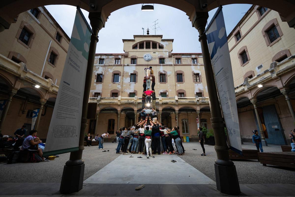 Esquerdats, la colla castellera que ensaya en la Modelo