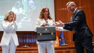 Mónica García recoge la cartera respaldada por la vicepresidenta segunda, Yolanda Díaz.