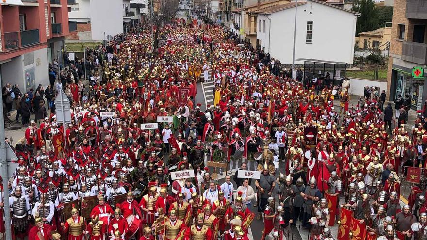 Uns 2.000 manaies desfilen a Banyoles