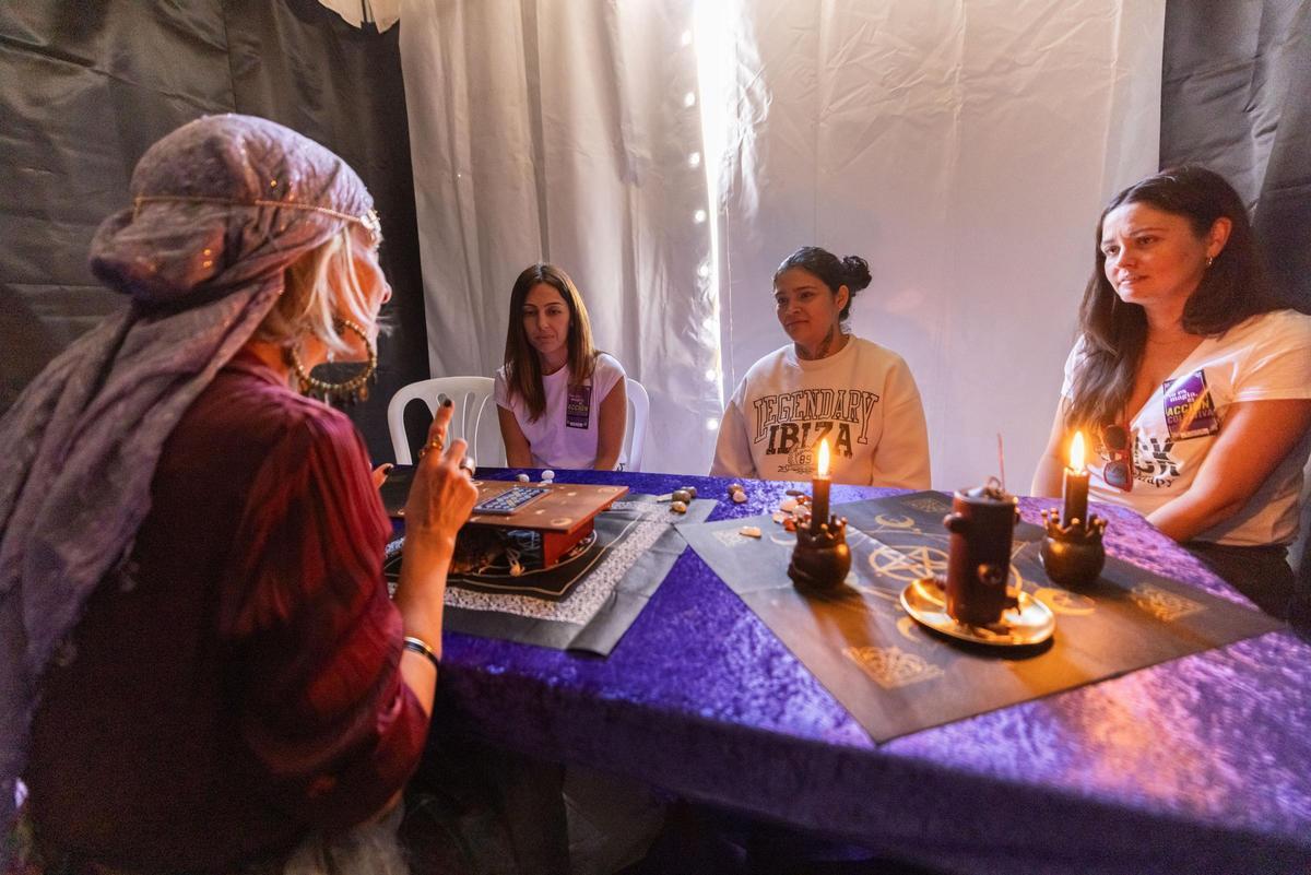 Tirada del Tarot de la Cooperación frente a jóvenes valencianos