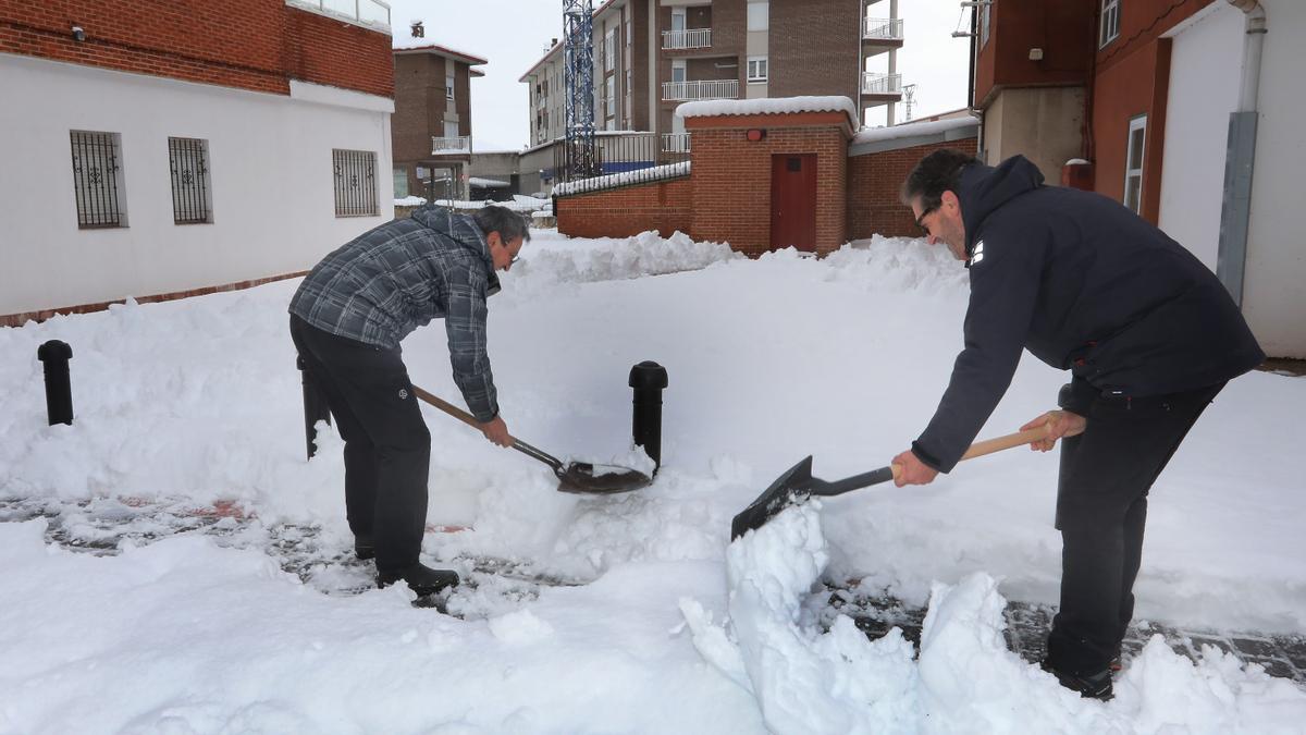 Vecinos retiran la nieve en Aguilar de Campoo el 28 de noviembre tras una intensa nevada.