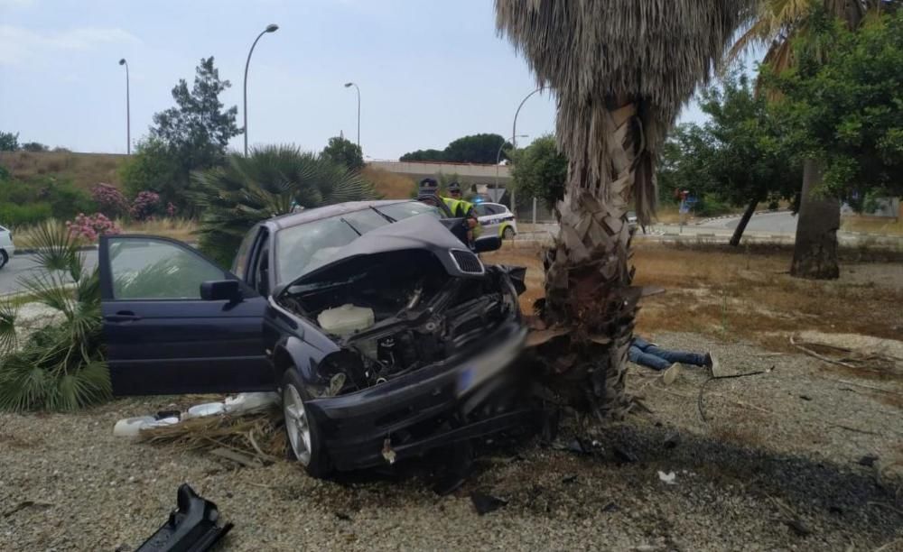 Un conductor sin carné se salta un control y se empotra contra una palmera en València