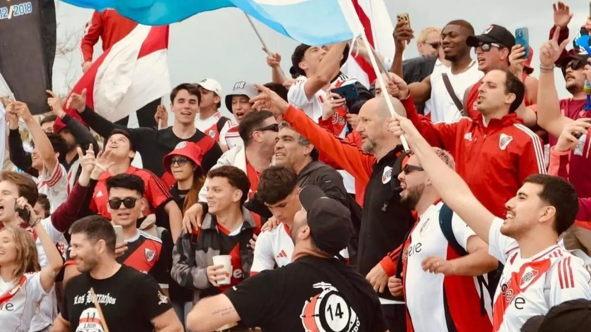 Barcelona se ti?車 de rojo y blanco: los hinchas de River celebraron el SuperCl芍sico