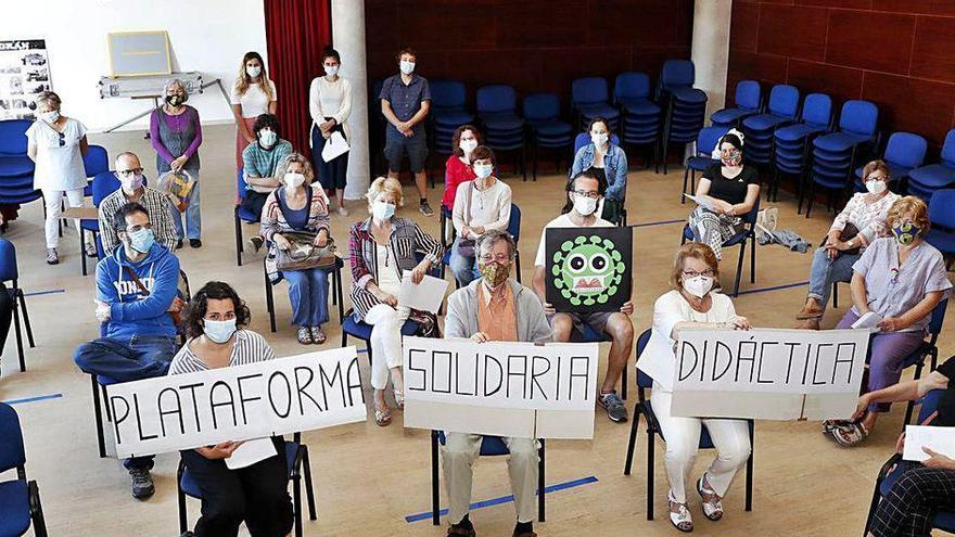 Parte de los voluntarios para dar clases a niños miñoranos en una reunión.