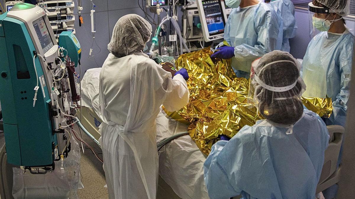 6 Un pacient de coronavirus és atès a l’UCI de l’hospital Josep Trueta el novembre passat, durant la segona onada de la pandèmia. F  | DAVID APARICIO
