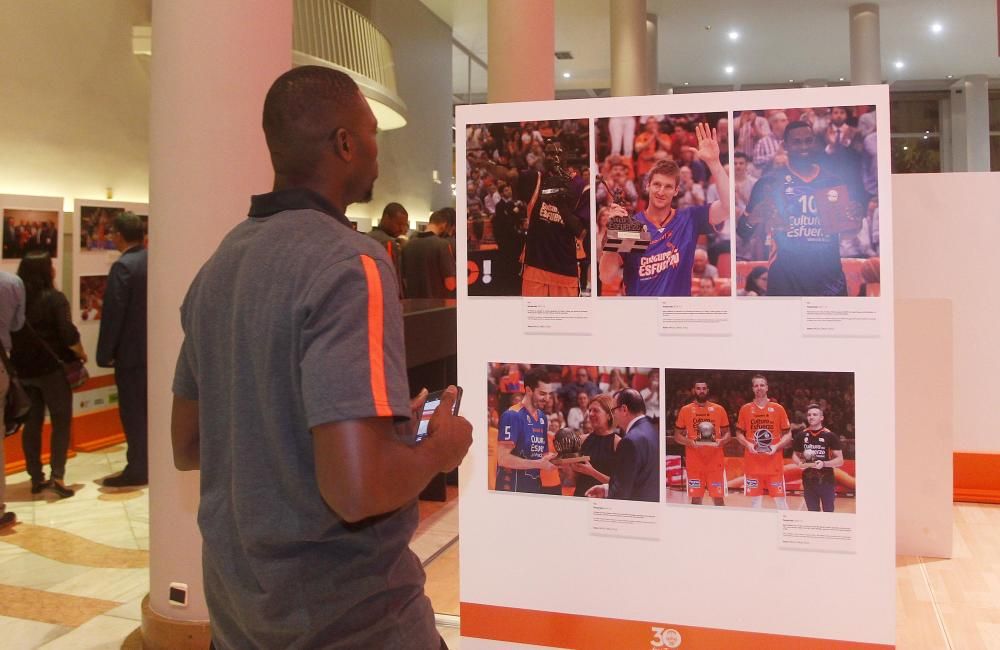 Todas la imágenes de la inauguración de la exposición '30 años de Valencia Basket'