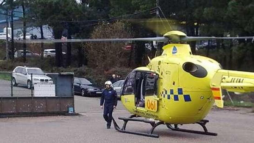 El helicóptero del 061, ayer en Monte Faquiña. // Emerxencias Mos