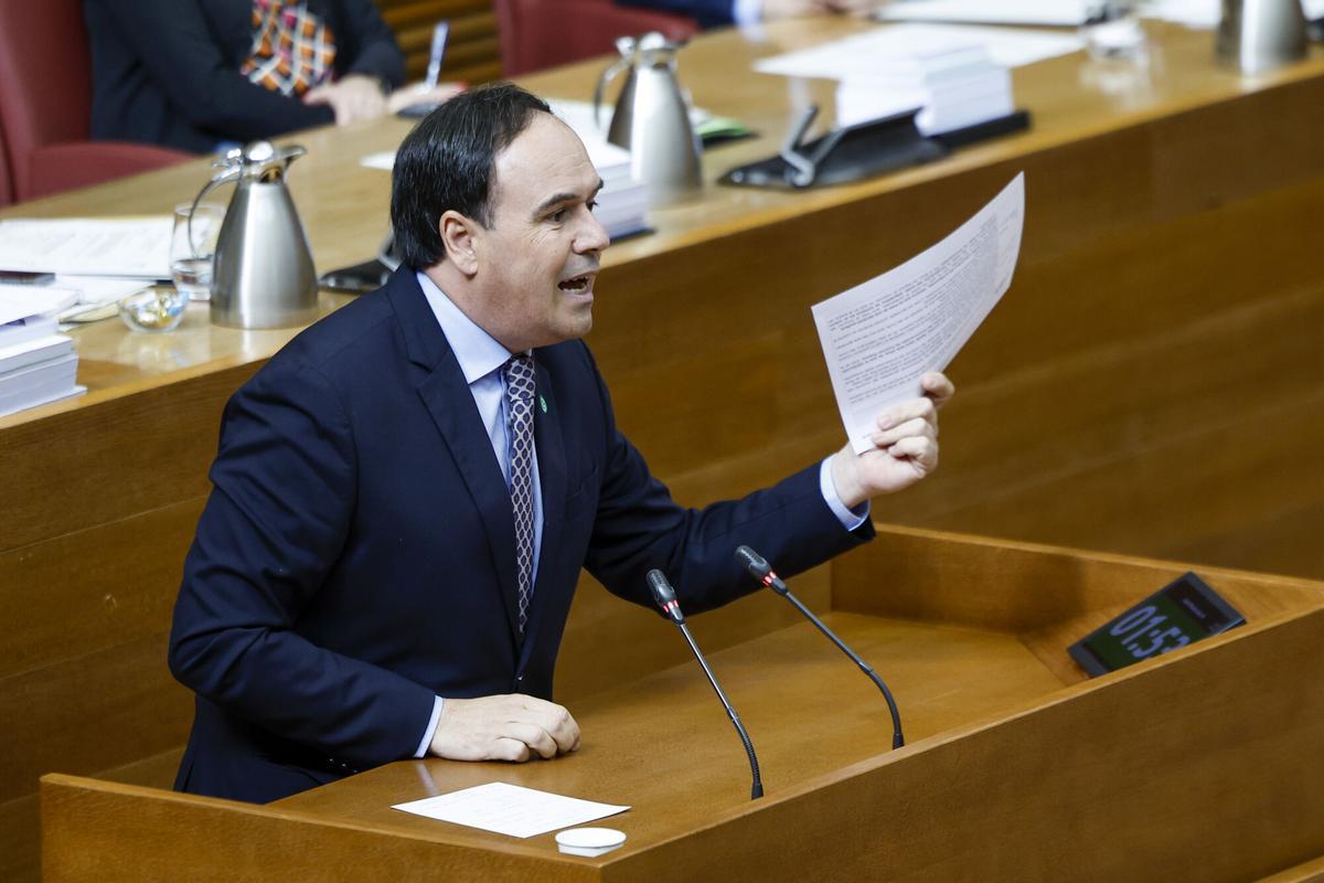 GRAFCVA3665. VALENCIA, 07/05/2026.- El president de la Generalitat, Juanfran Pérez Llorca, durante su intervención en el pleno de Les Corts Valencianes donde responde a preguntas de los grupos parlamentarios sobre sus cinco meses de gobierno, sobre el aforamiento de su predecesor, Carlos Mazón, y sobre el impacto en el empleo de las políticas de Pedro Sánchez. EFE/Biel Aliño