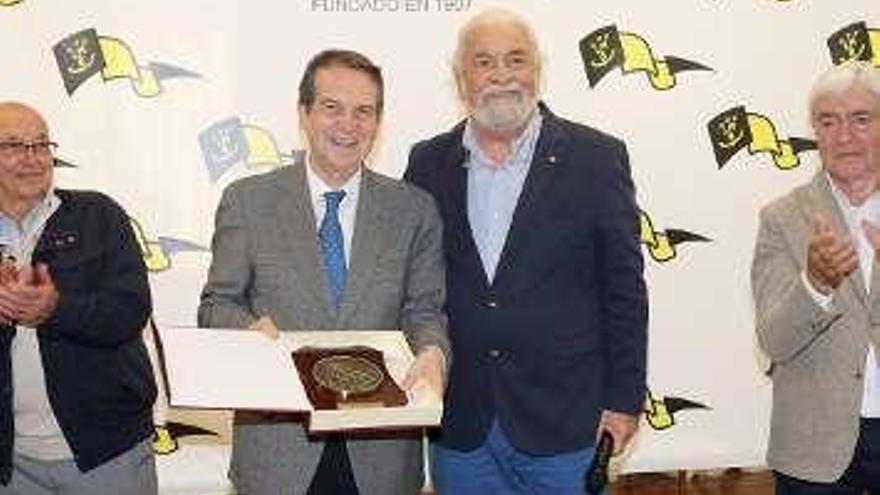 El Liceo Marítimo de Bouzas distingue a Abel Caballero como Socio de Honor