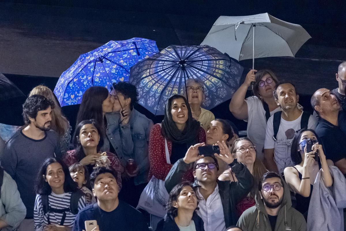 La lluvia canceló el Toc dinici en la Plaça Sant Jaume.