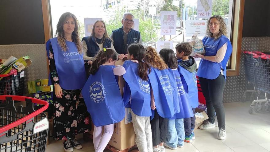 Recogida de alimentos con apoyo del colegio A Guía. | FDV