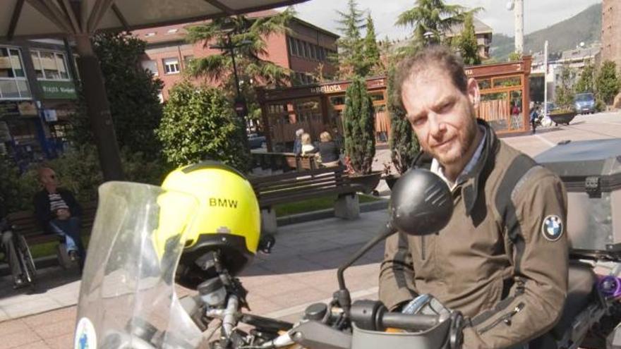 Miquel Silvestre, ayer, en Oviedo, con la moto que le acompaña en sus viajes.