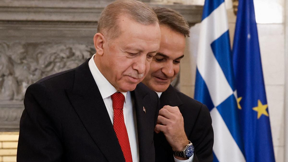 El presidente turco, Recep Tayip Erdogan, junto al primer ministro griego, Kyriakos Mitsotakis, durante su rueda de prensa conjunta en Atenas.