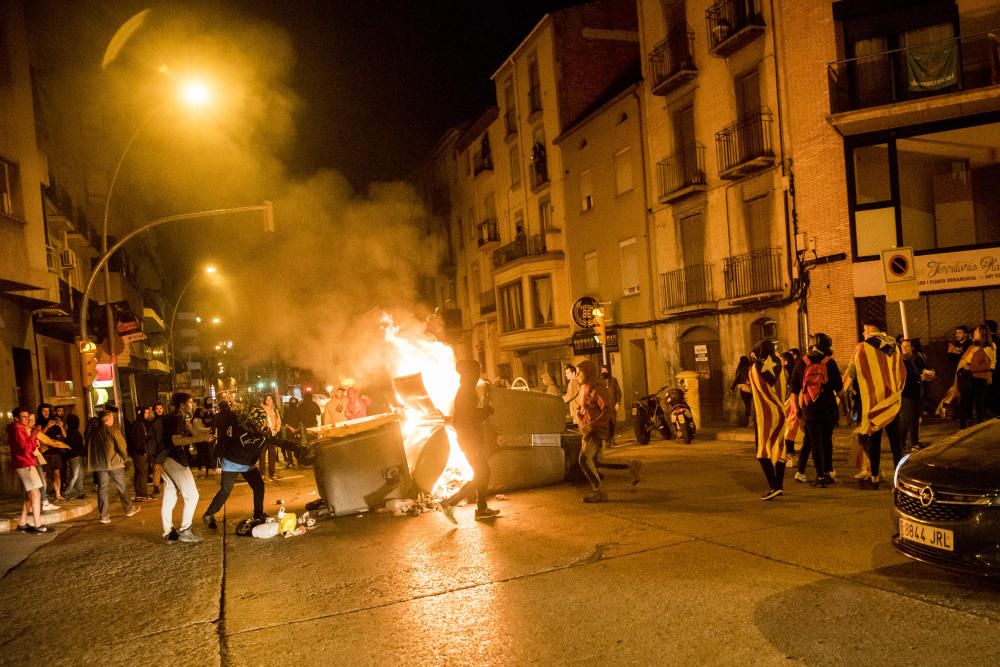 Càrregues i contenidors cremats al centre de Manresa al final de la protesta a la caserna