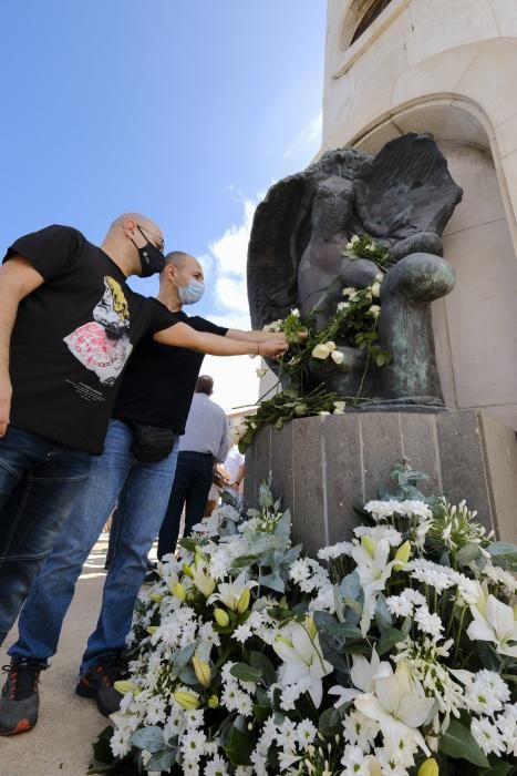 Ofrenda floral en homenaje a Belén María