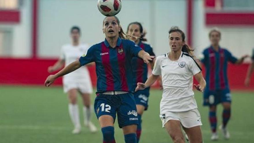 Claudia Zornoza trata de controlar el balón durante el partido de ayer en Madrid.