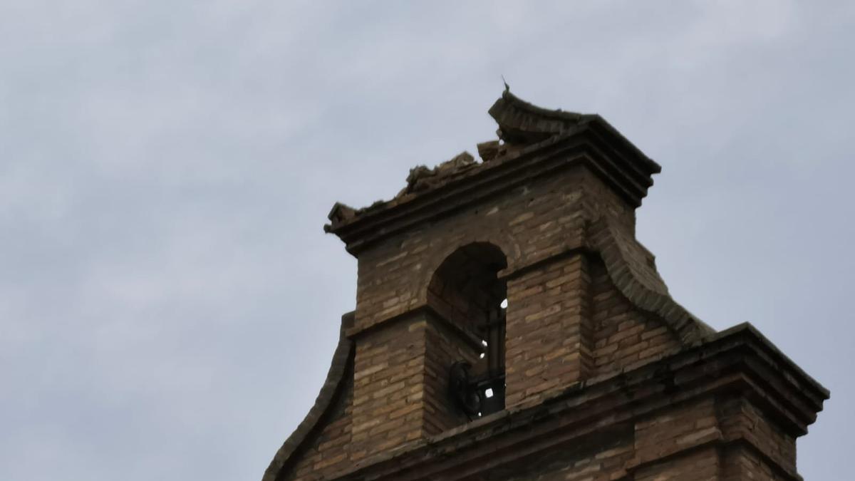 Detalle de la espadaña dañada por el rayo en la ermita de Tavernes.