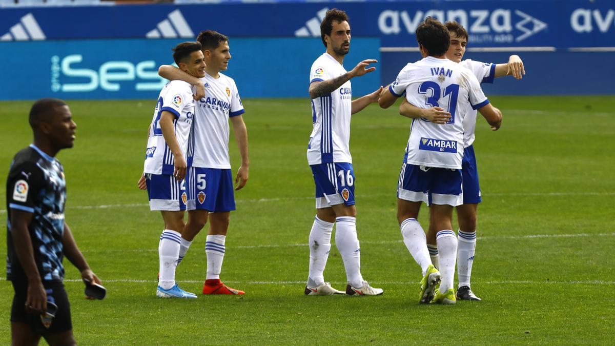 Los jugadores zaragocistas celebran uno de los dos tantos marcados al Almería en La Romareda.