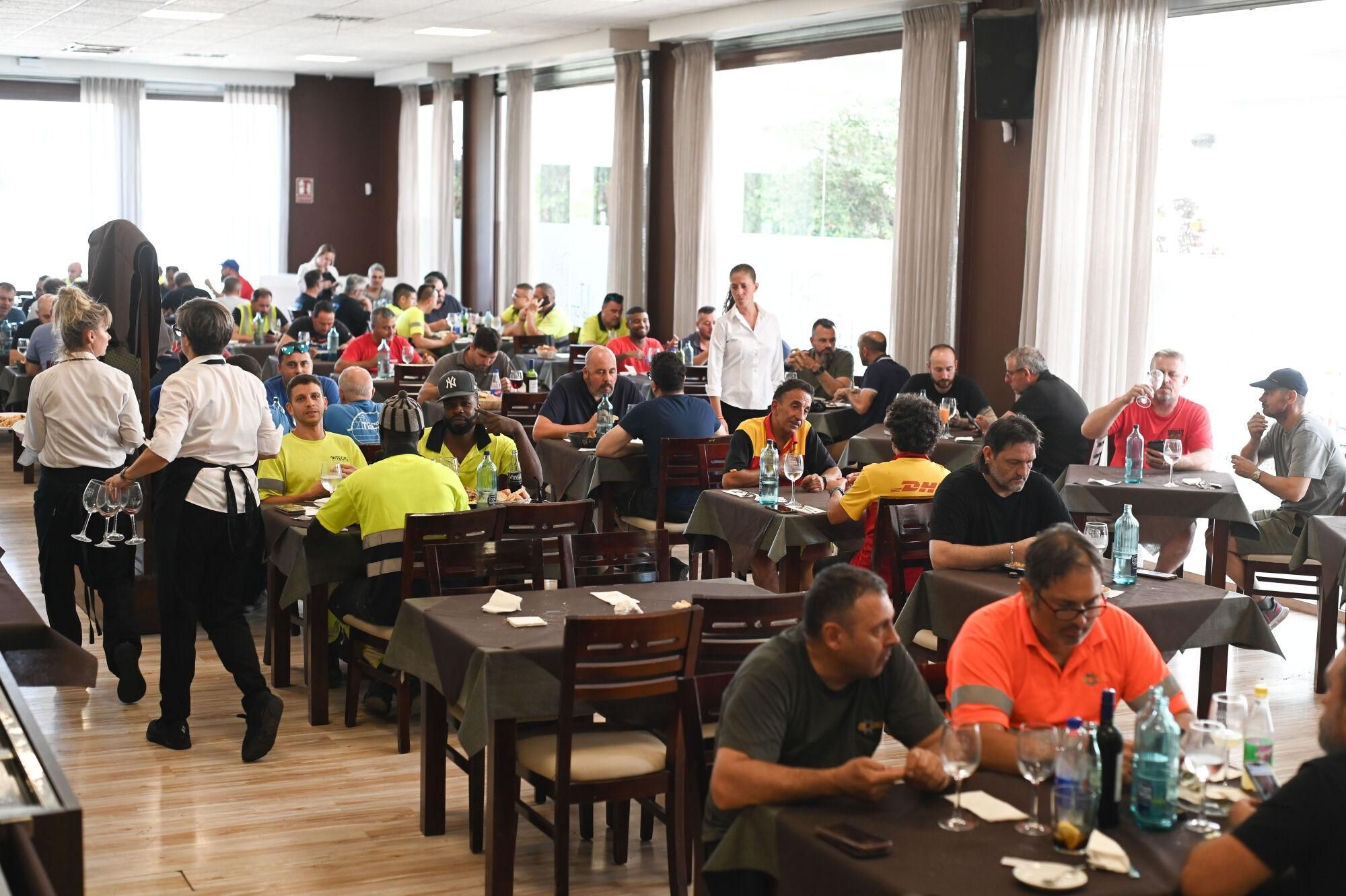 En imágenes | La Torre, el restaurante que triunfa en Malpica con 700 menús diarios y su famoso chuletón: "Viene gente de toda Zaragoza"