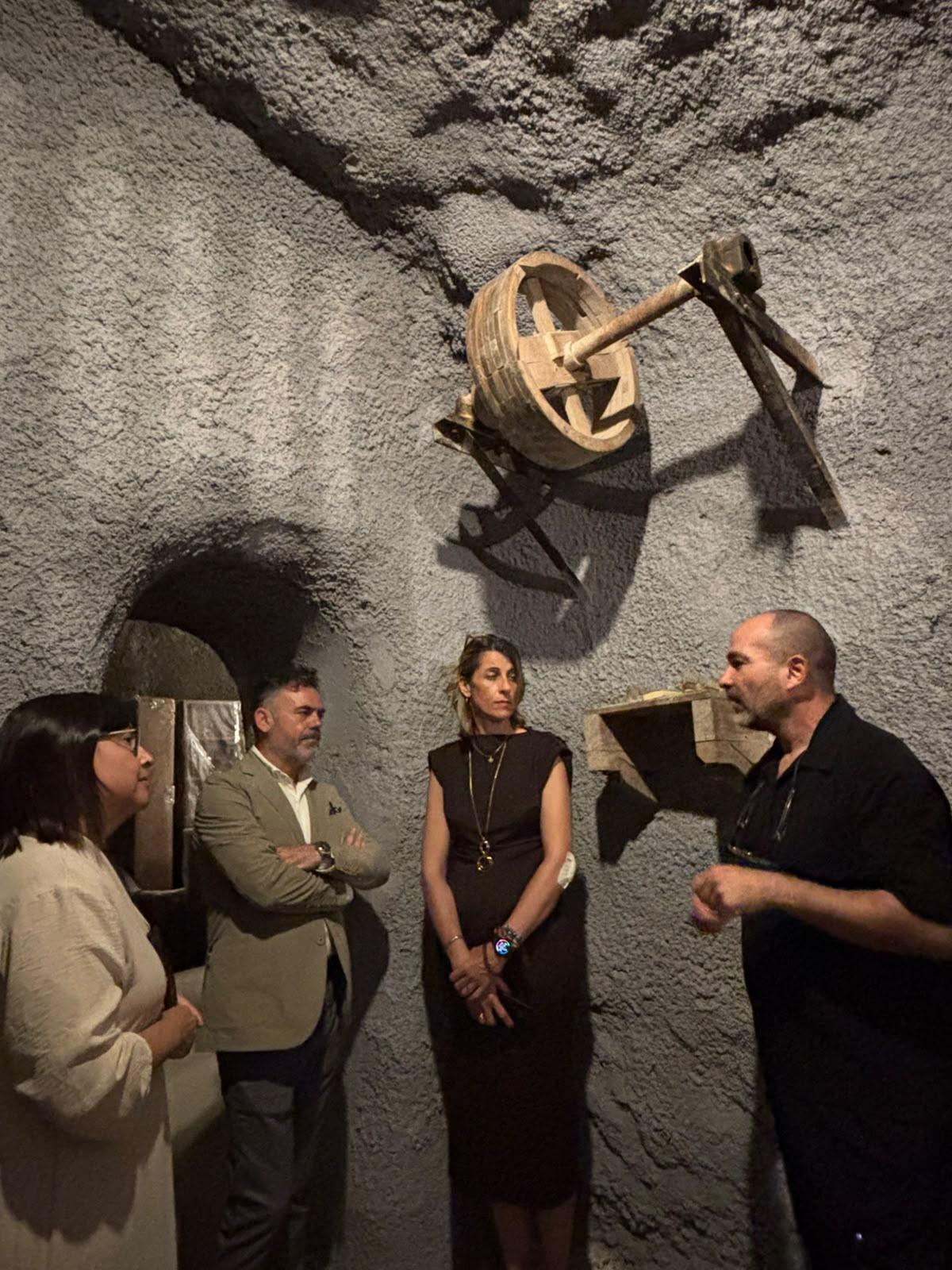Un momento de la visita a la Casa Museo del Parc Nou, concretamente a la cueva habilitada en la reciente reforma