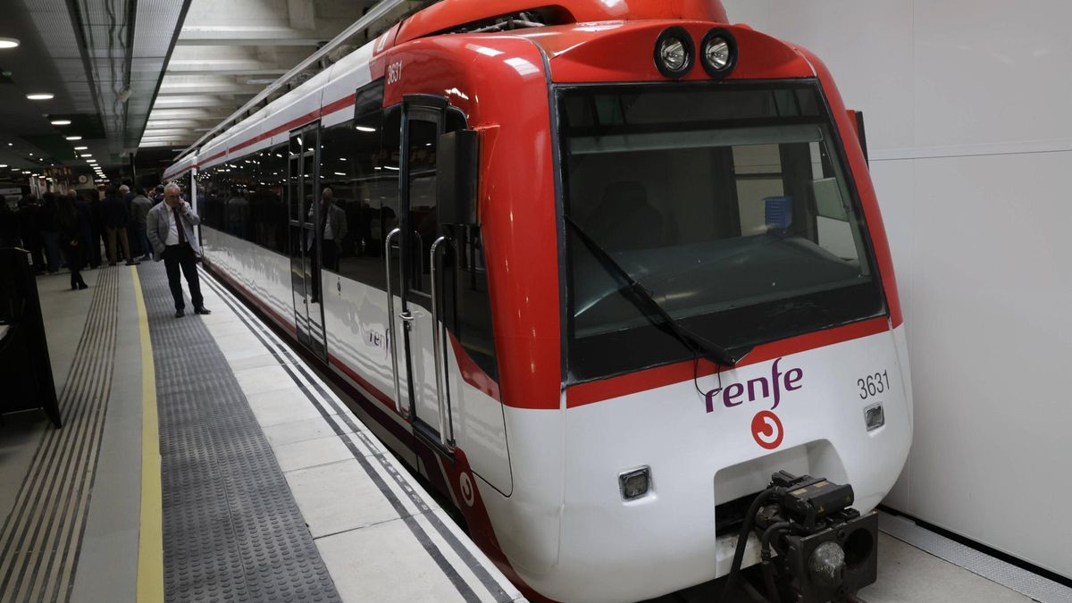 Un tren en el tramo soterrado de Langreo.