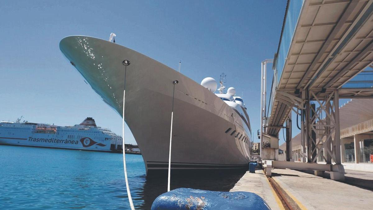 Yate en el Puerto de Málaga.