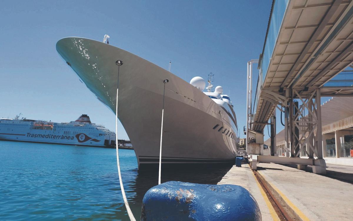 Yate en el Puerto de Málaga, histórico espacio de trabajo de los chipichangas.
