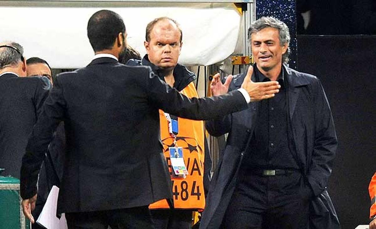 Salutació entre entrenadors. Guardiola i Mourinho se saluden al finalitzar el partit entre l’Inter de Milà i el Barça a San Siro, el 16 de setembre del 2009.